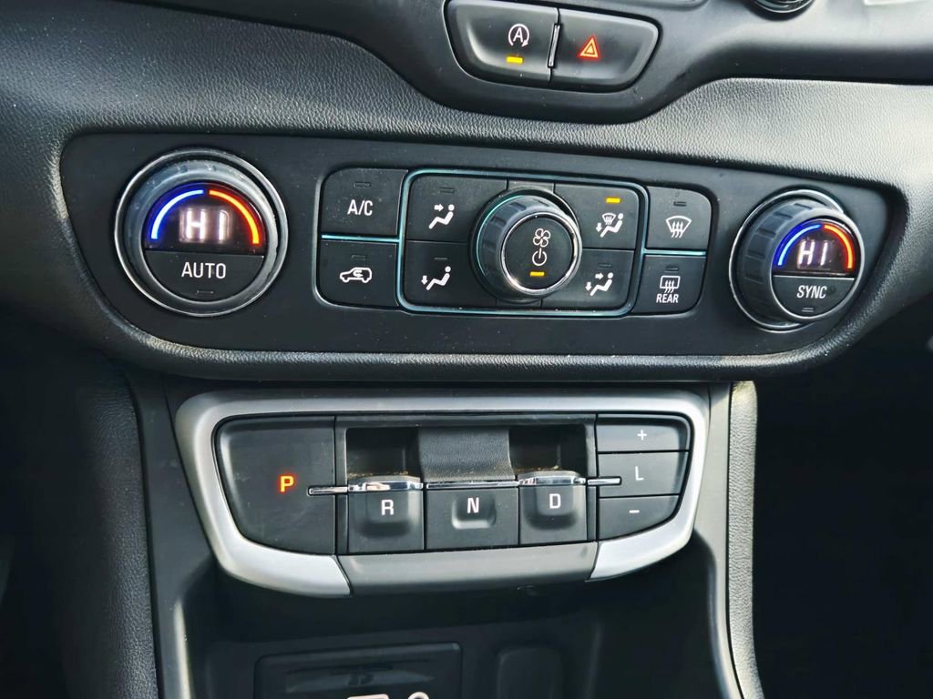 Used 2024 GMC Terrain SLT image 27