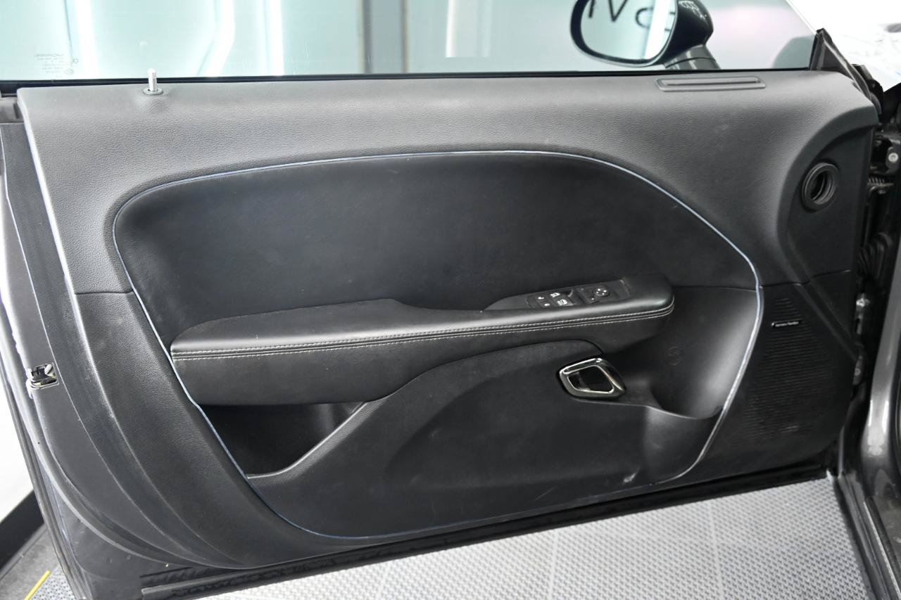 Used 2015 Dodge Challenger SRT Hellcat RWD image 16
