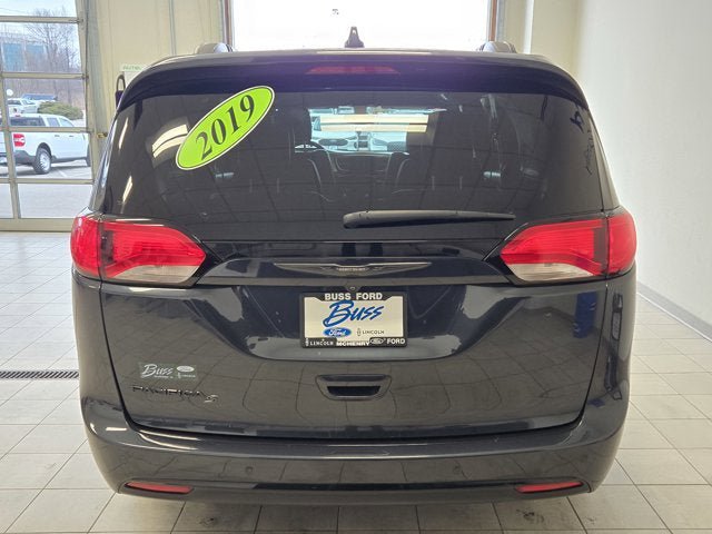 Used 2019 Chrysler Pacifica Touring-L Plus w/ S Appearance Package FWD image 11