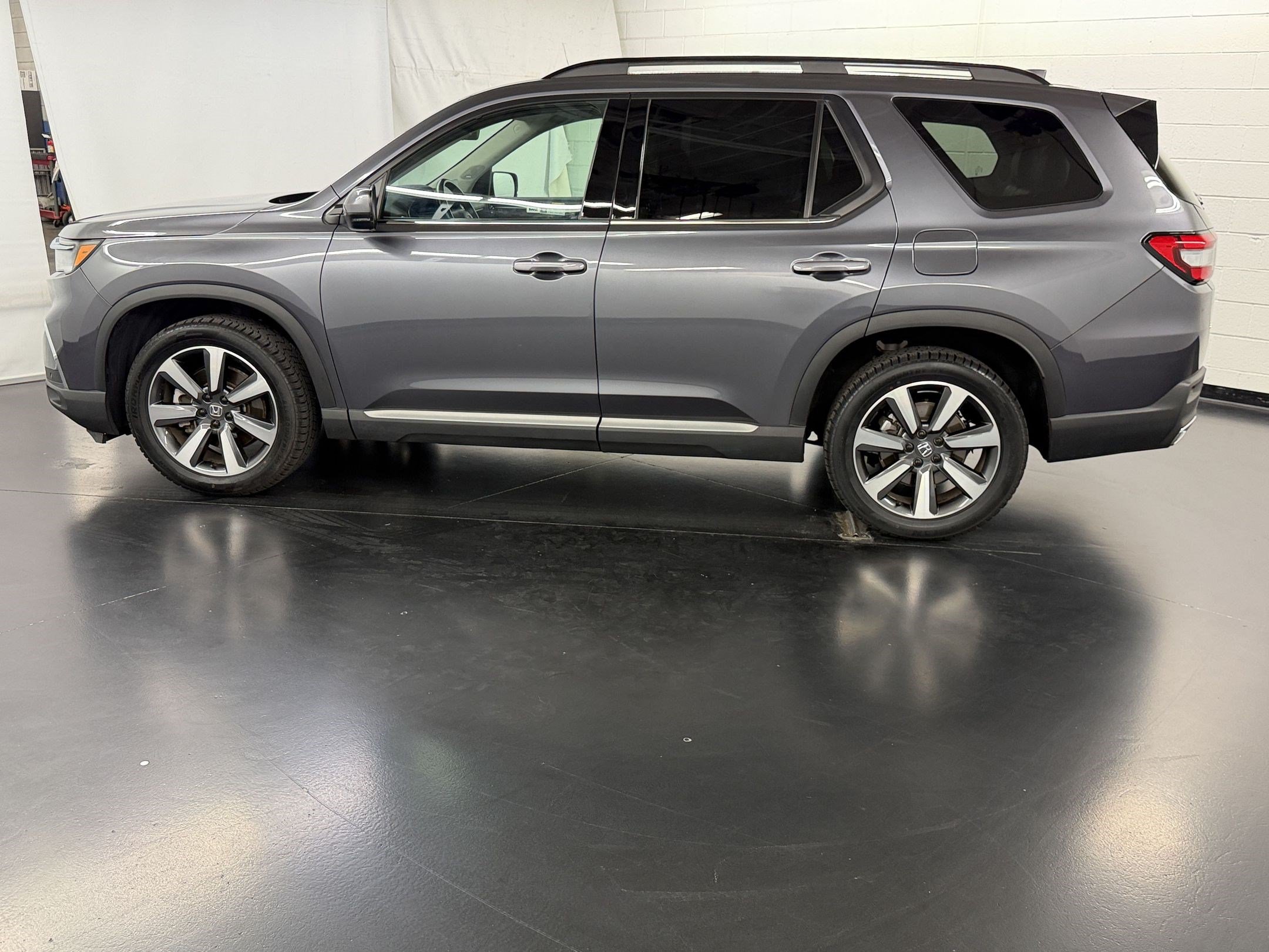 Certified 2024 Honda Pilot Touring image 2