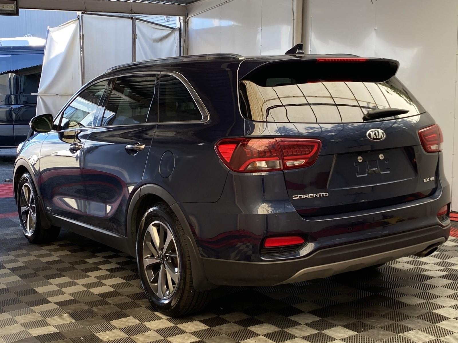 Used 2019 Kia Sorento EX w/ EX Touring Package AWD/4WD image 4
