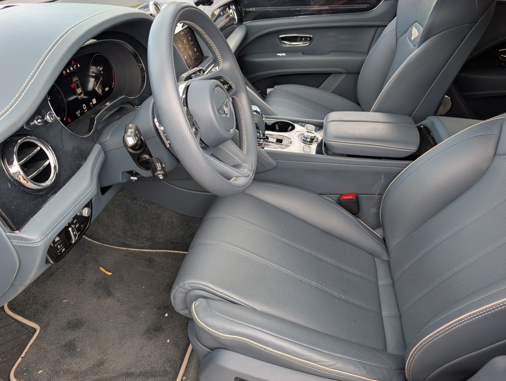 Used 2023 Bentley Bentayga Extended Wheelbase AWD/4WD image 11