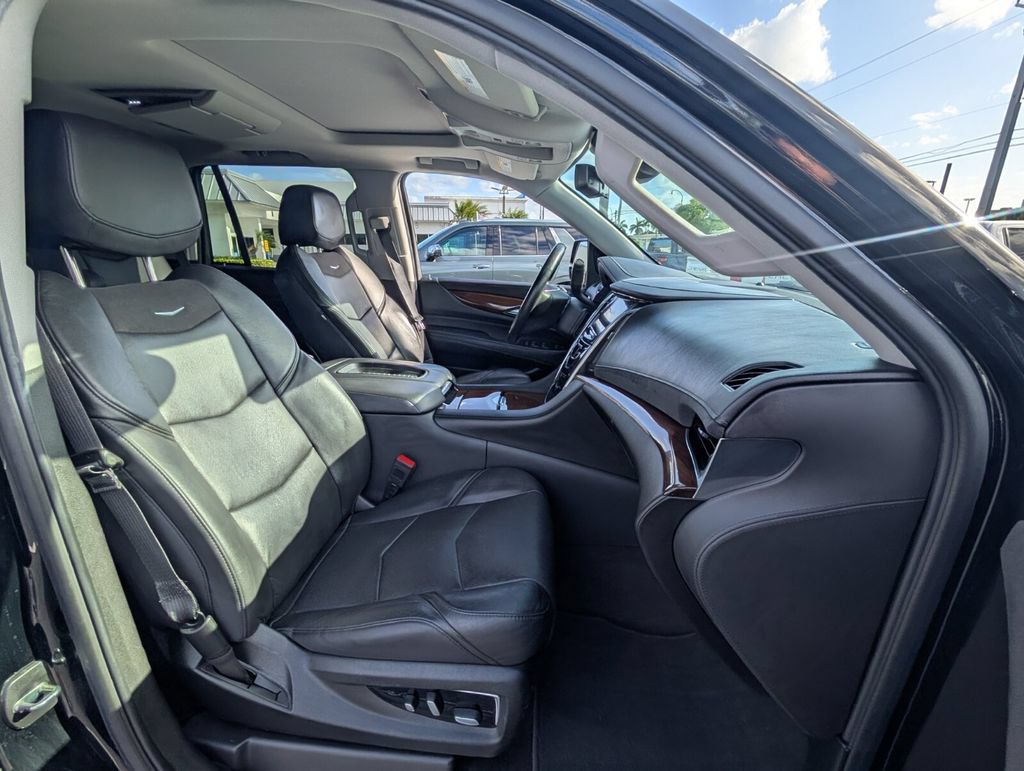 Certified 2020 Cadillac Escalade Luxury w/ Escalade Sport Edition AWD/4WD image 19