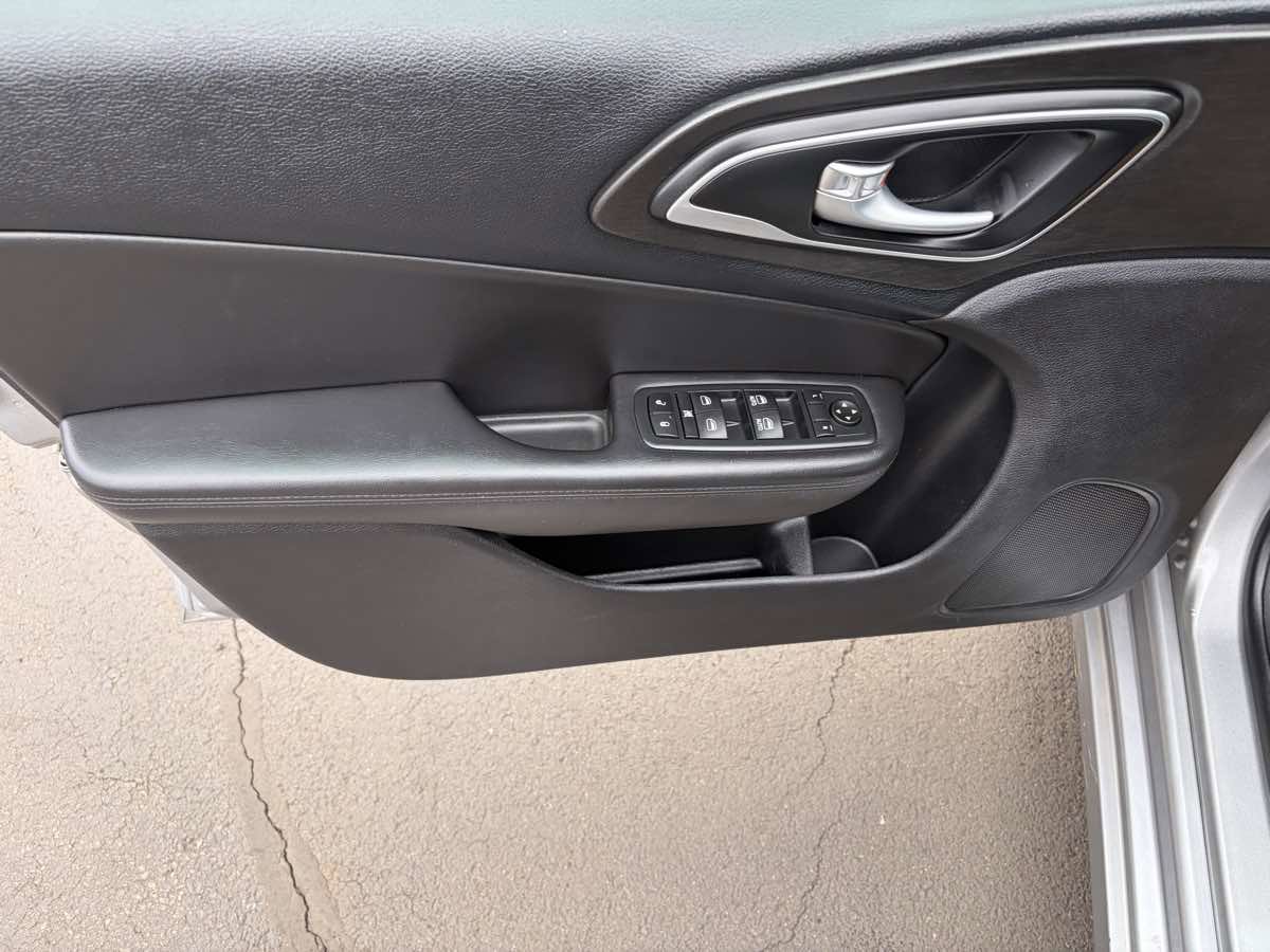 Used 2016 Chrysler 200 Limited Platinum image 17