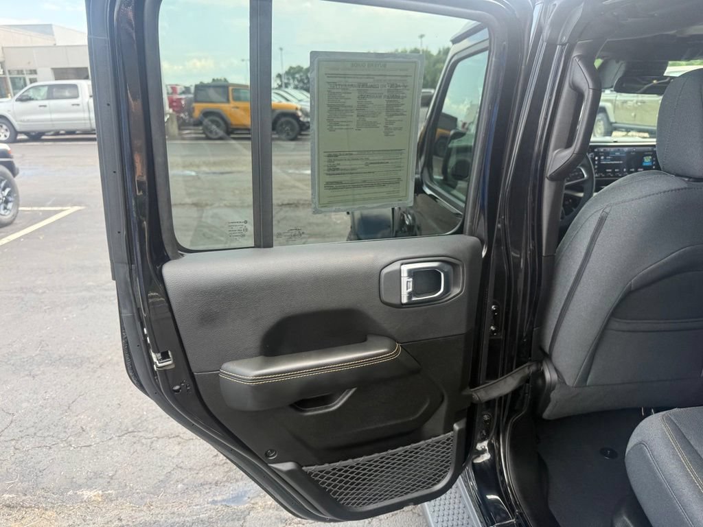 Used 2025 Jeep Wrangler Unlimited Sahara AWD/4WD image 33