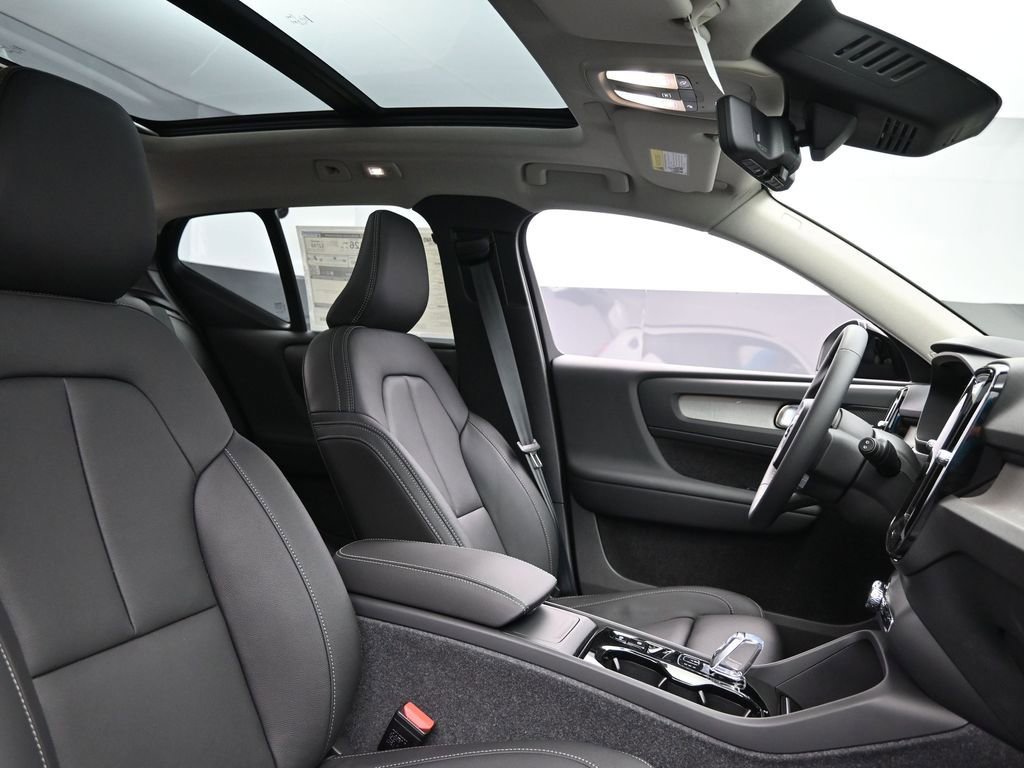 New 2025 Volvo XC40 B5 Plus w/ Climate Package image 28