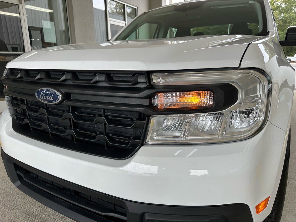 Used 2024 Ford Maverick XL image 2