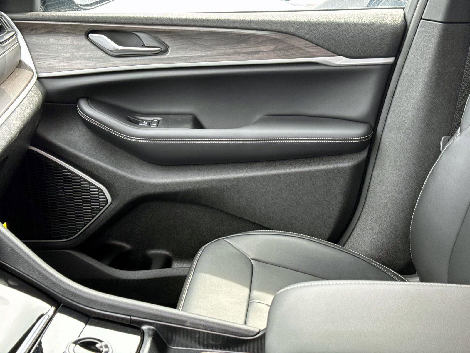 New 2026 Jeep Grand Cherokee Limited AWD/4WD image 12