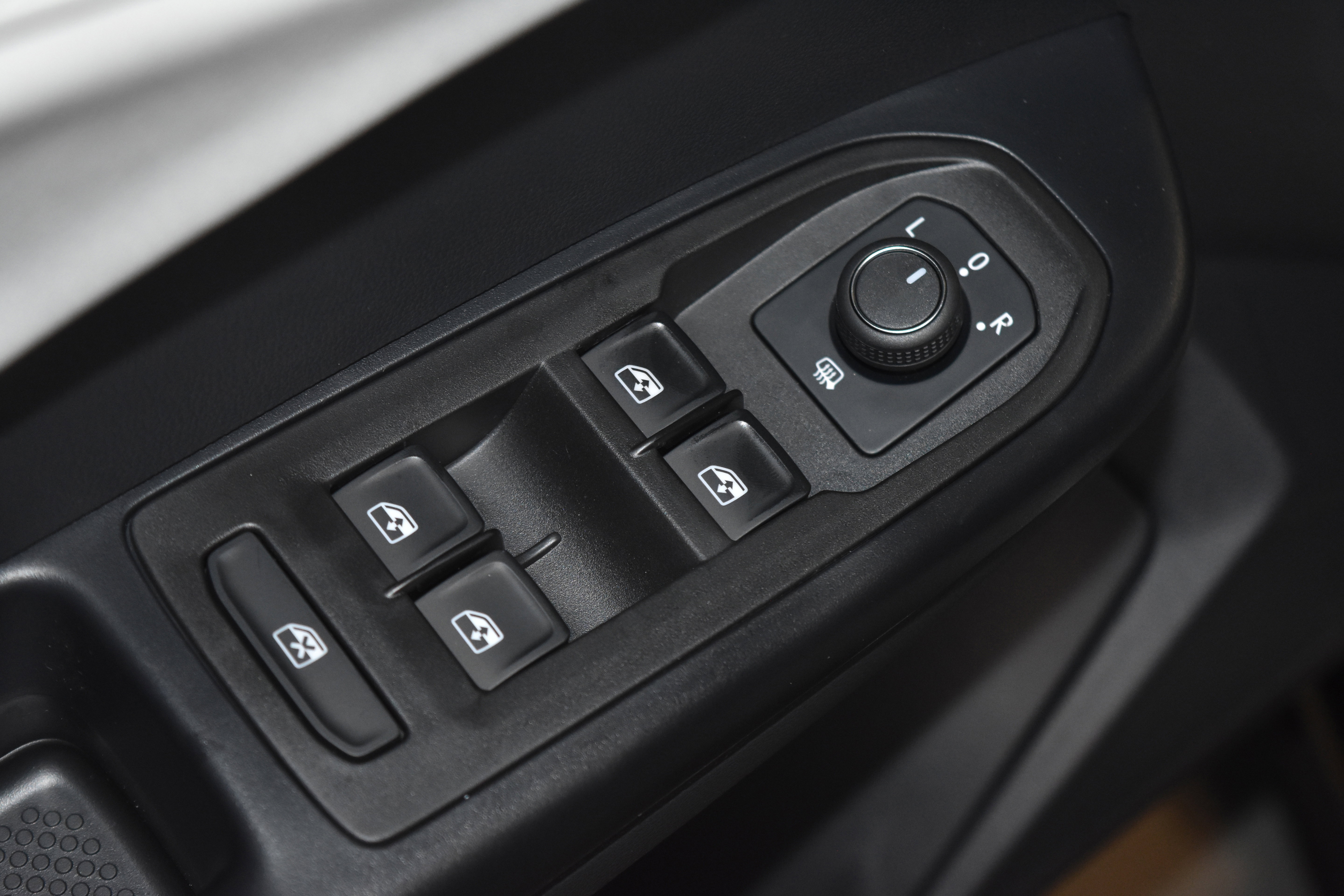 New 2025 Volkswagen Taos SE image 4