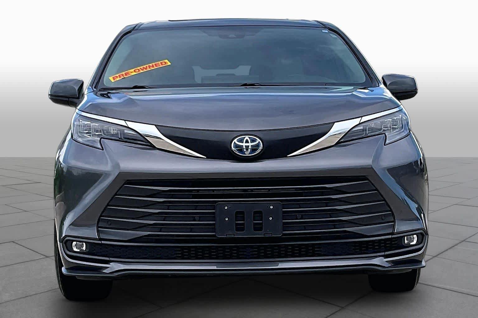 Used 2025 Toyota Sienna XLE FWD image 4