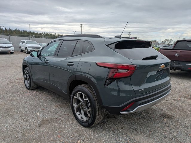 Used 2025 Chevrolet Trax LT w/ LT Convenience Package image 8