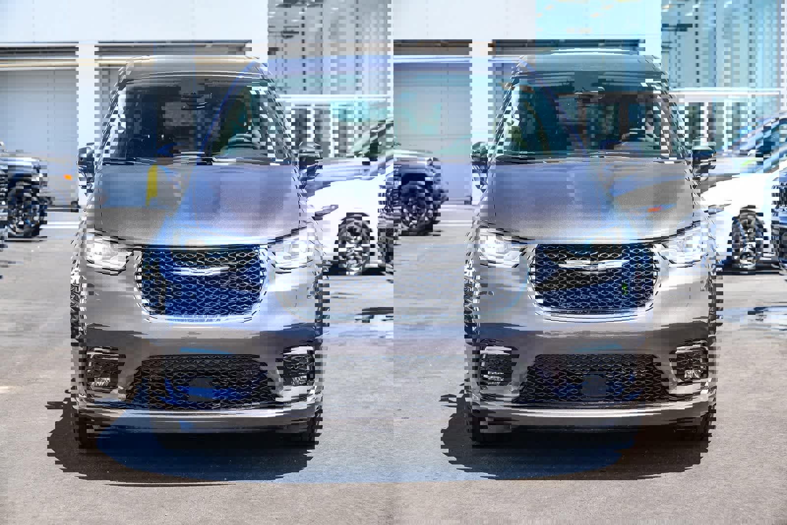 Used 2022 Chrysler Pacifica Touring-L w/ Uconnect Theater Family Group image 2