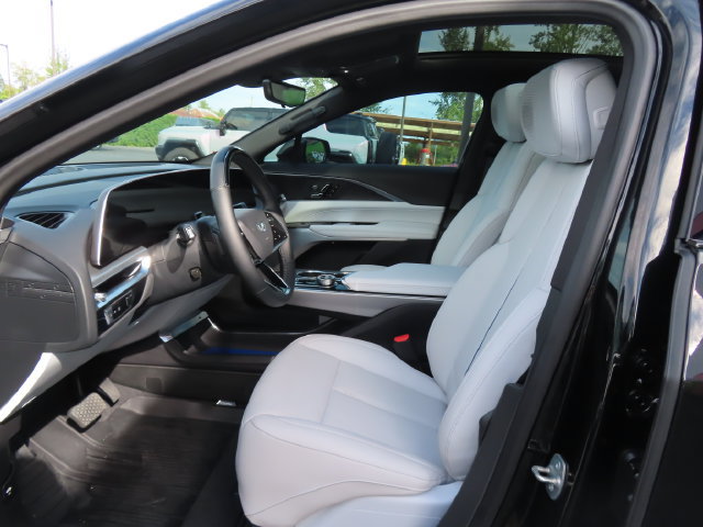 Used 2025 Cadillac Lyriq Luxury w/ LPO, Floor Liner Package AWD/4WD image 13