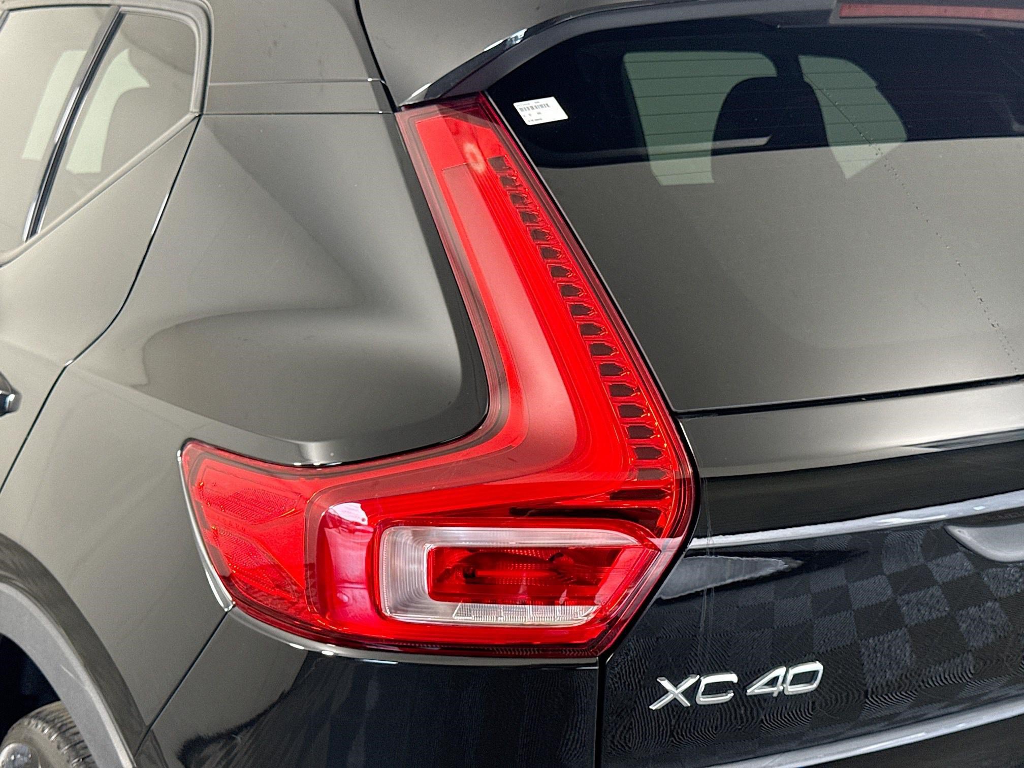 Used 2022 Volvo XC40 T4 Momentum FWD image 36