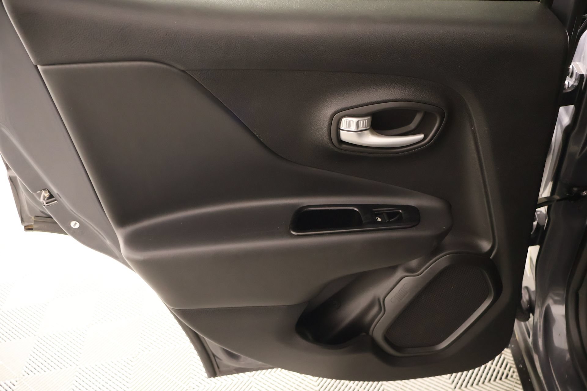 Used 2023 Jeep Renegade Latitude AWD/4WD image 17
