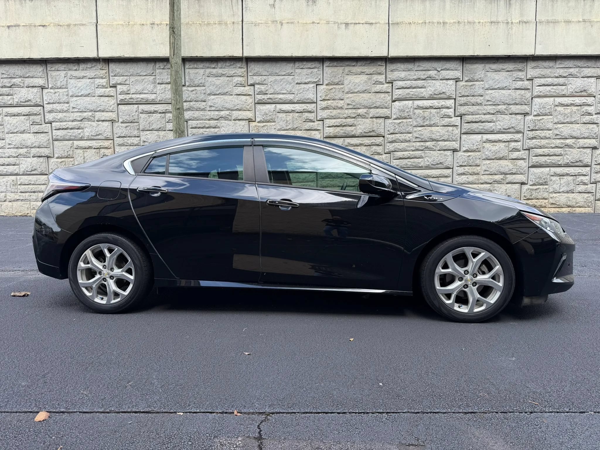 Used 2017 Chevrolet Volt Premier w/ Driver Confidence II Package FWD image 5