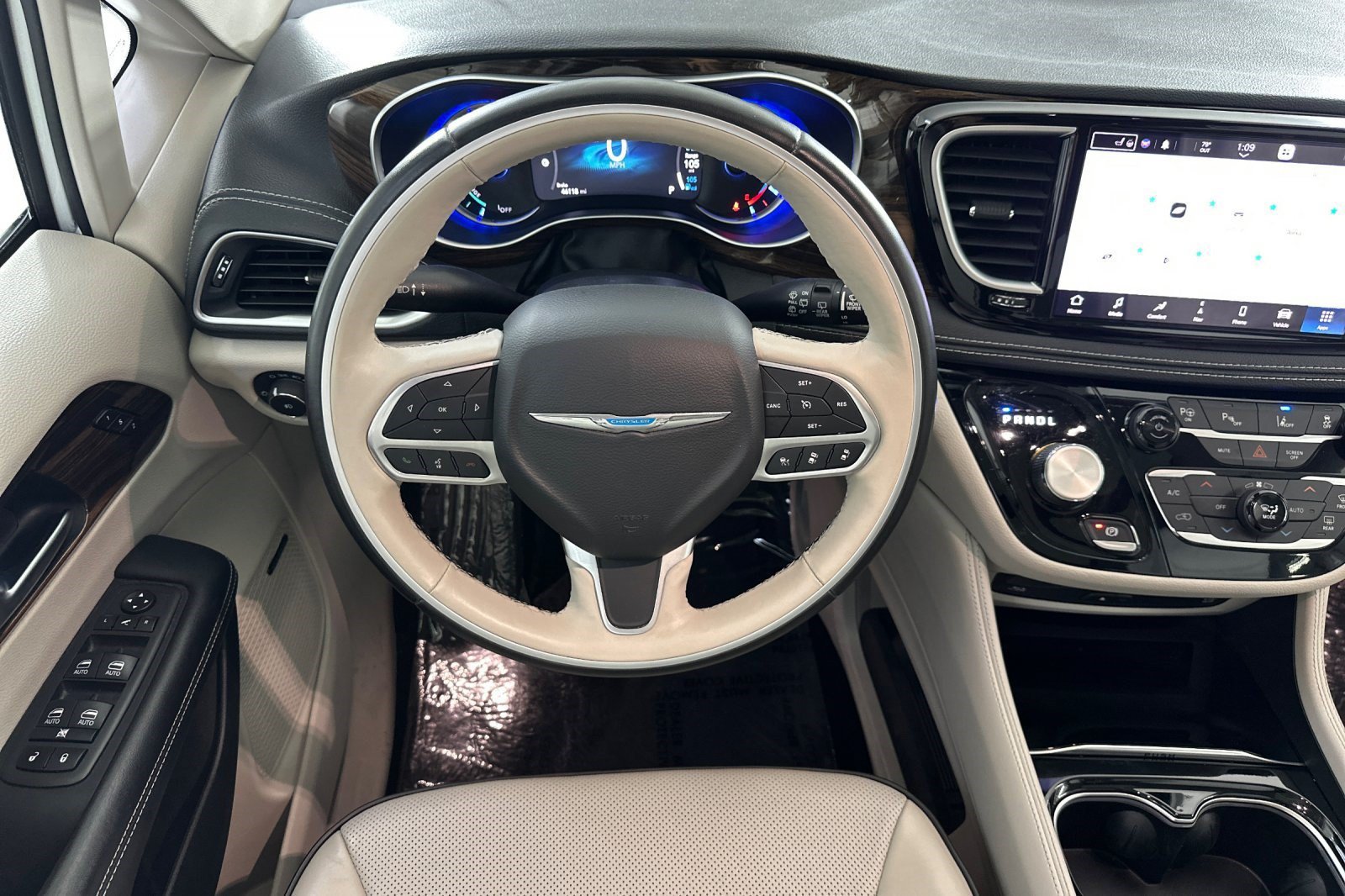 Used 2021 Chrysler Pacifica Limited w/ Uconnect Theater Family Group FWD image 33