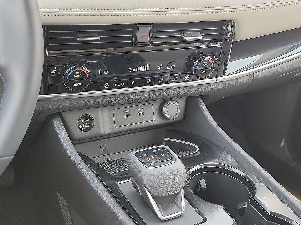 Used 2025 Nissan Rogue SL AWD/4WD image 17