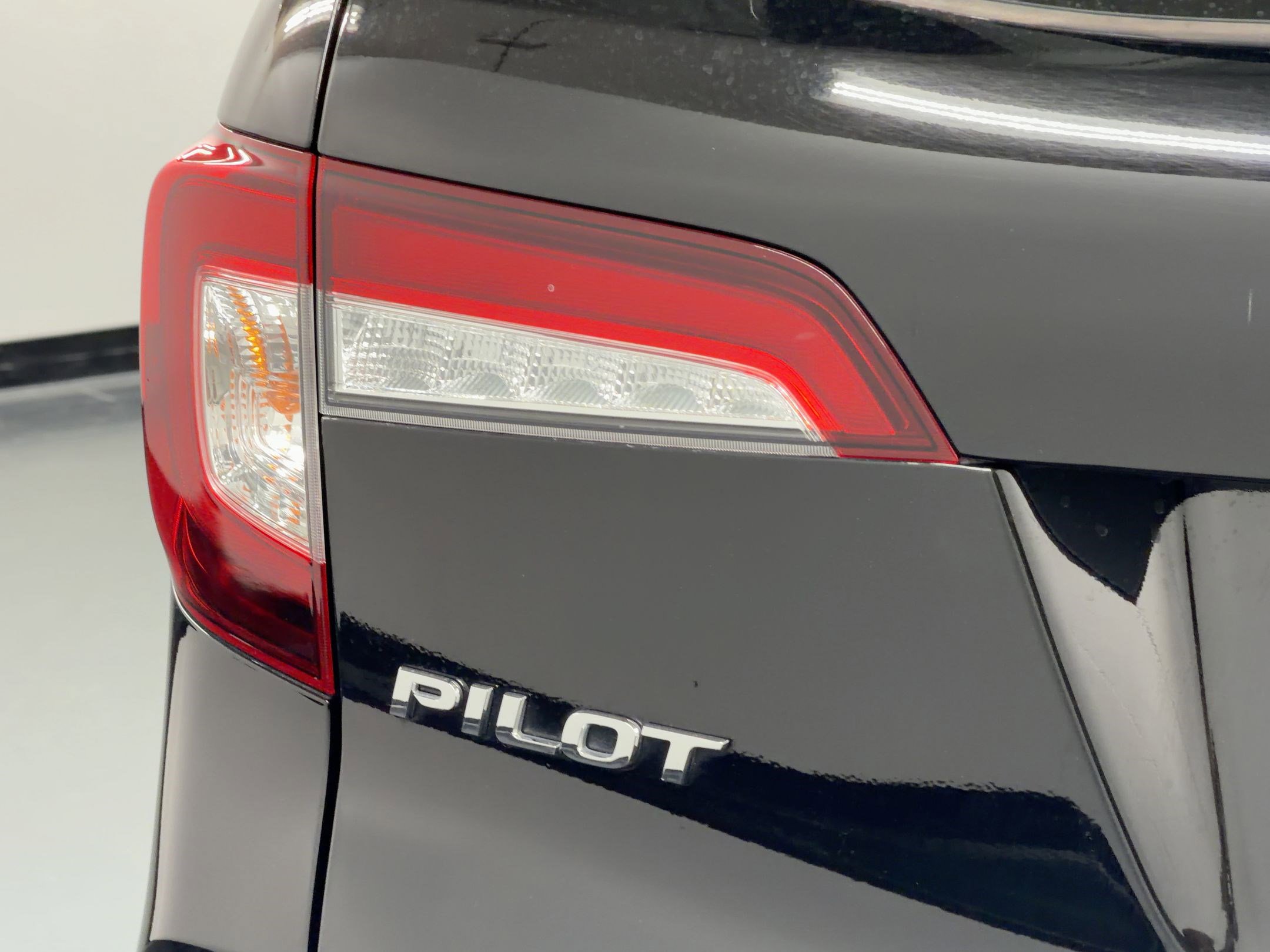 Certified 2022 Honda Pilot Black Edition image 13