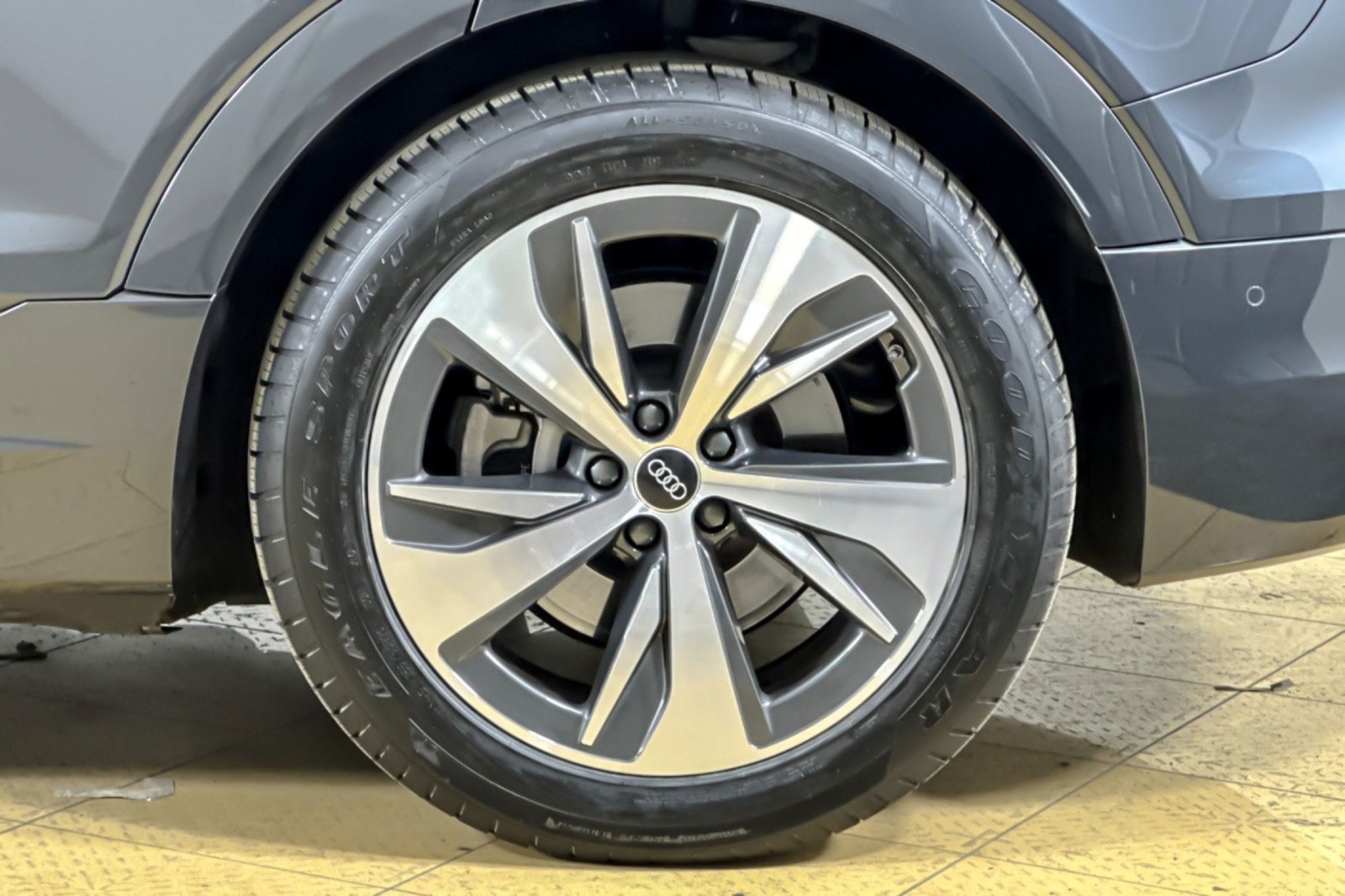 Used 2024 Audi Q8 e-tron Premium Plus w/ Premium Plus Package AWD/4WD image 25