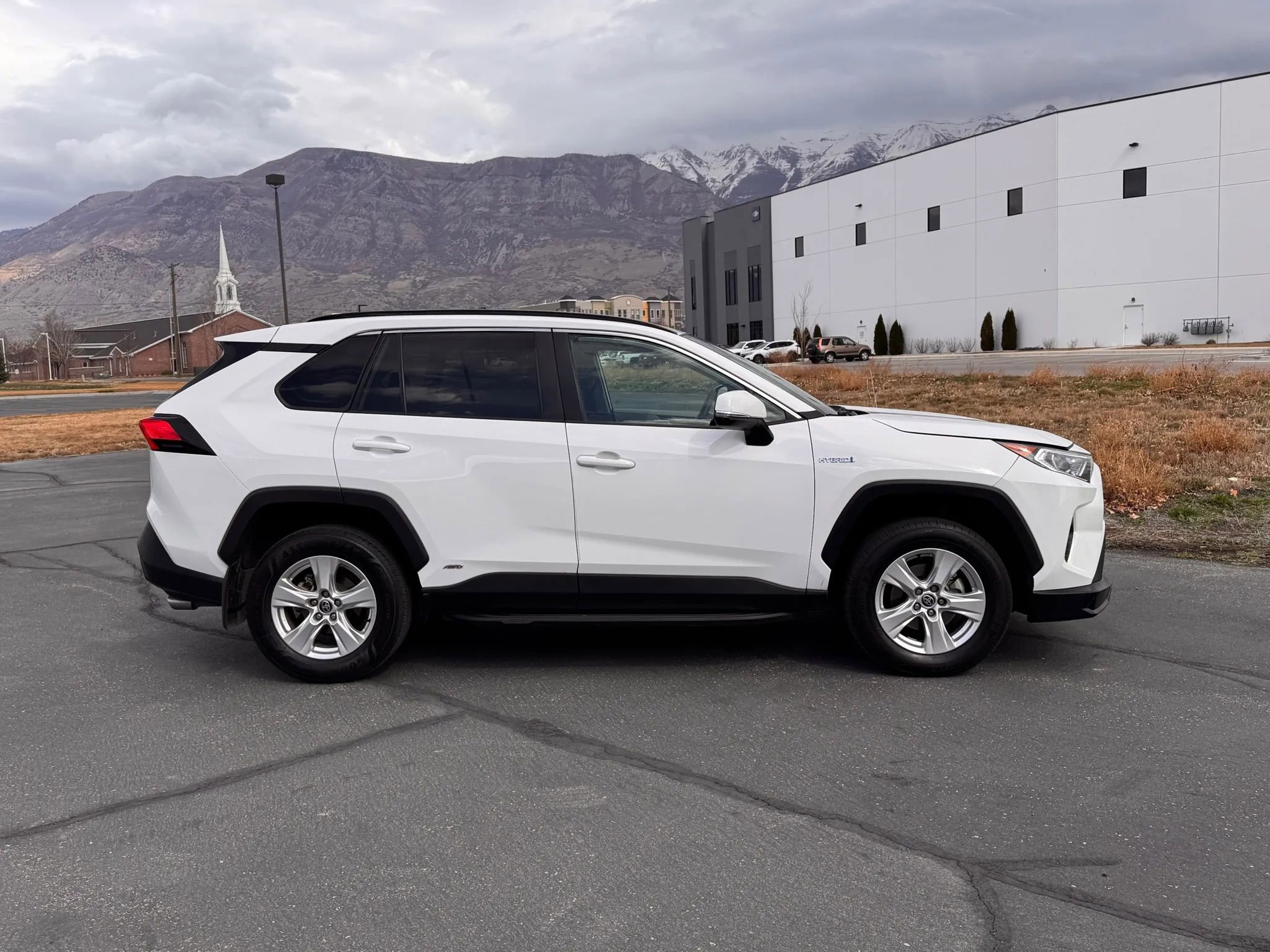 Used 2021 Toyota RAV4 XLE w/ Carpet Mat Package (TMS) image 5