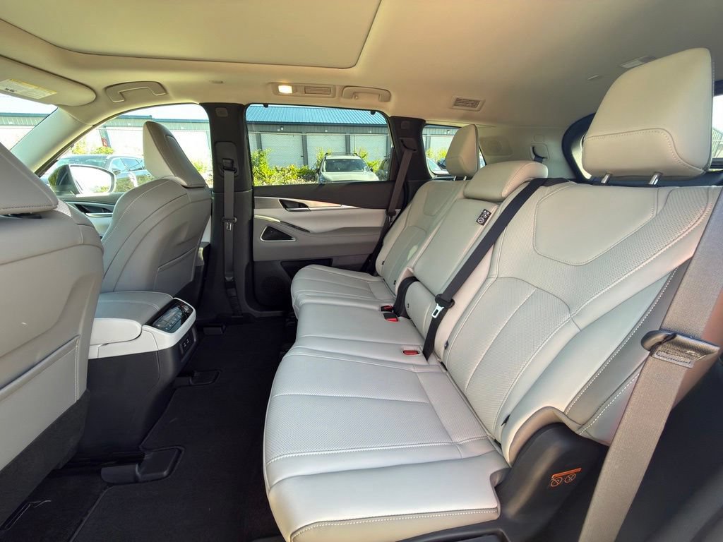 Certified 2026 INFINITI QX60 Luxe w/ Cargo Package AWD/4WD image 17