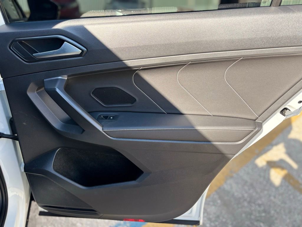 Used 2022 Volkswagen Tiguan SE R-Line image 15