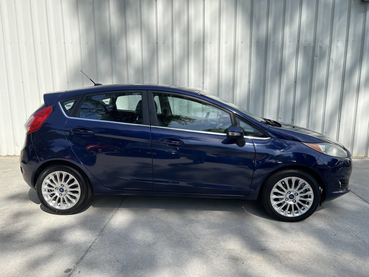 Used 2016 Ford Fiesta Titanium FWD image 2
