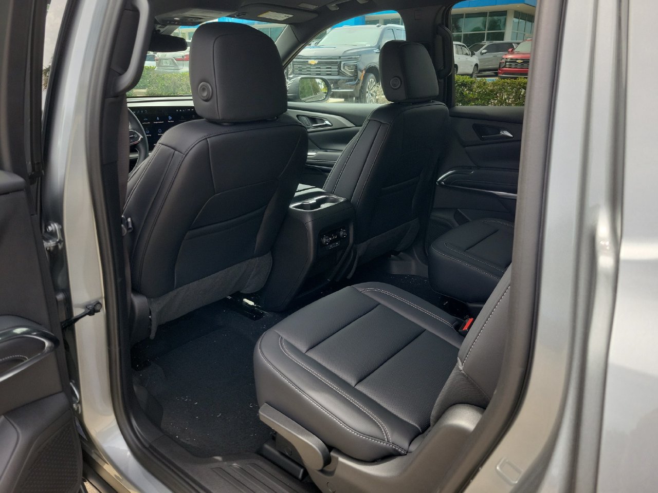 New 2027 Chevrolet Traverse LT w/ Sun and Wheel Package FWD image 9