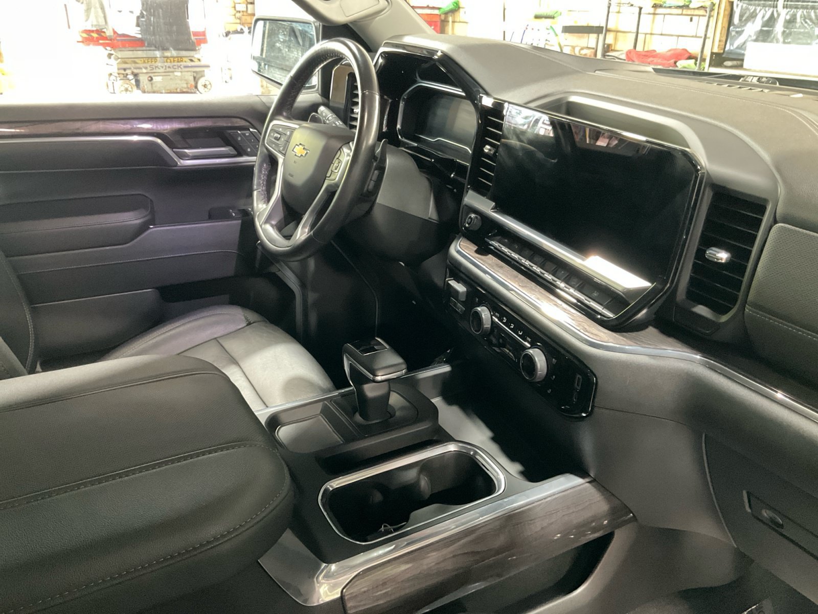 Used 2023 Chevrolet Silverado 1500 LTZ AWD/4WD image 23