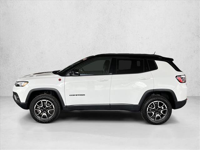 Used 2025 Jeep Compass Trailhawk image 2