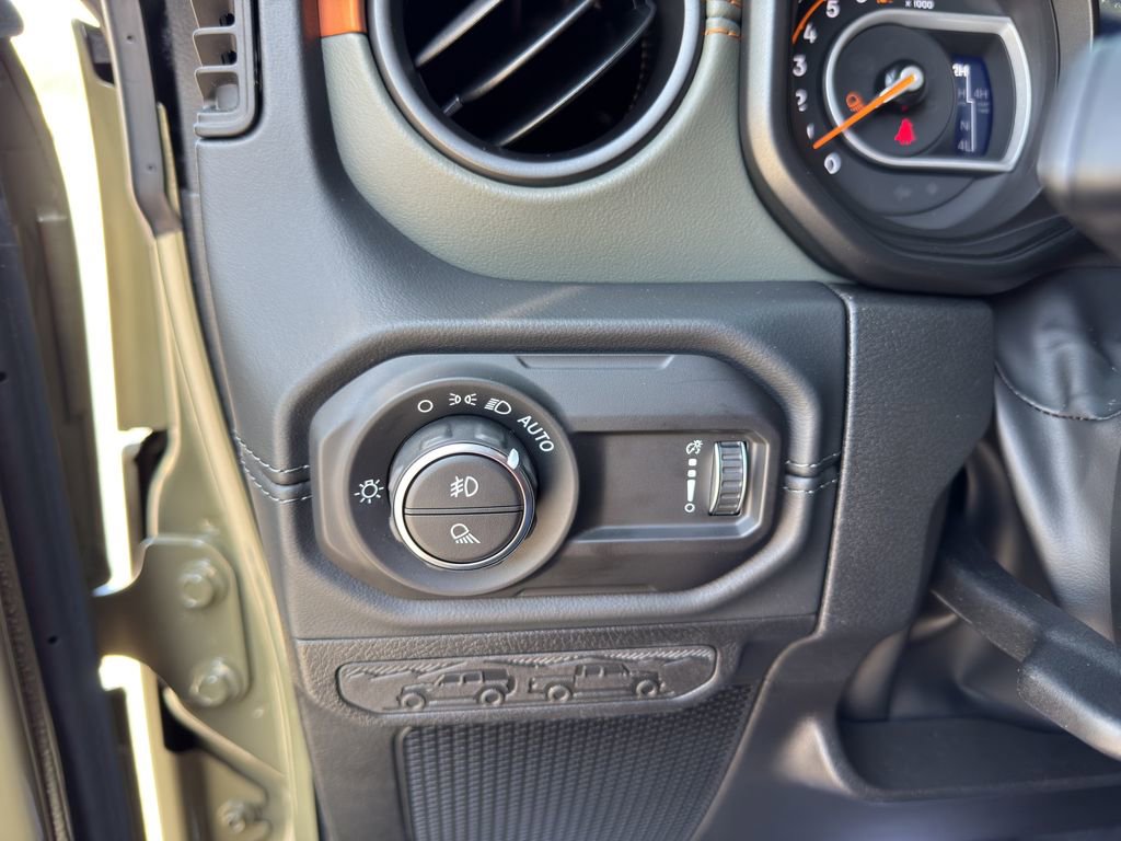 Used 2025 Jeep Gladiator Mojave AWD/4WD image 27