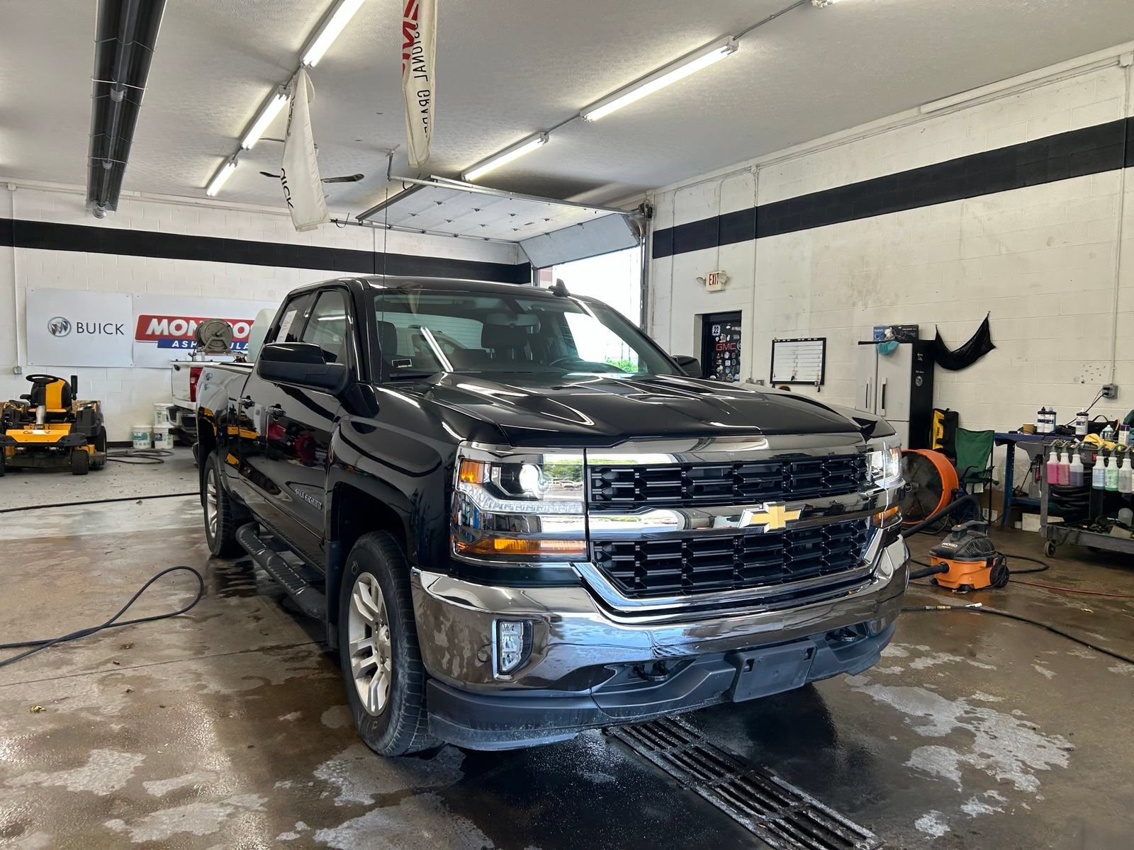 Used 2017 Chevrolet Silverado 1500 LT w/ All Star Edition AWD/4WD image 9