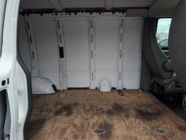 Used 2010 Chevrolet Express 1500 RWD image 24