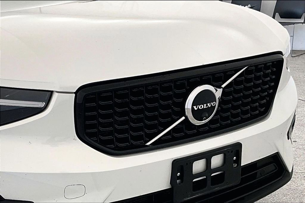 Certified 2025 Volvo XC40 B5 Plus image 38