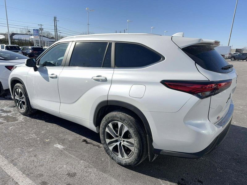 Used 2021 Toyota Highlander XLE image 3