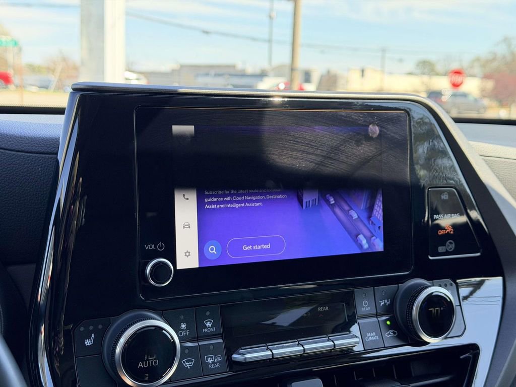 Used 2023 Toyota Highlander XLE image 3