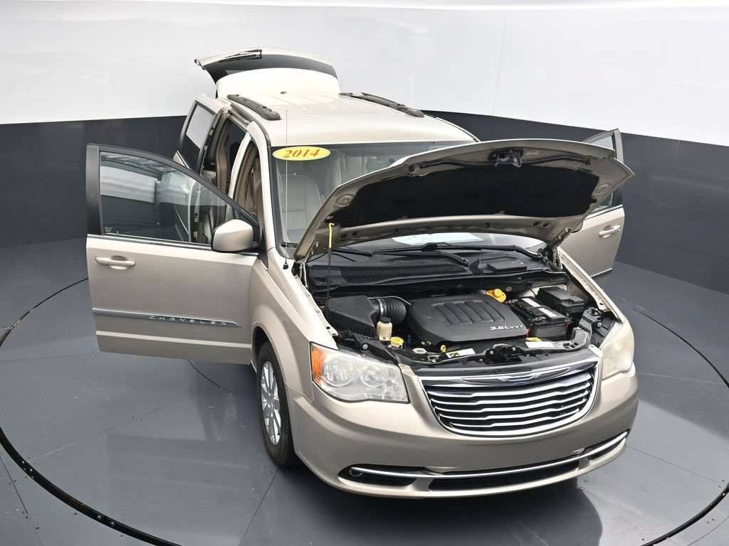 Used 2014 Chrysler Town & Country Touring FWD image 33