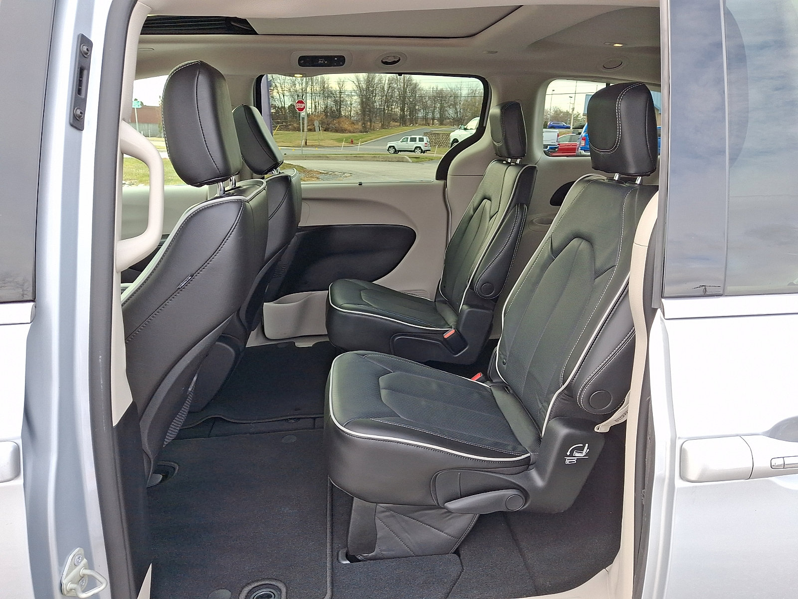 Used 2023 Chrysler Pacifica Limited image 12