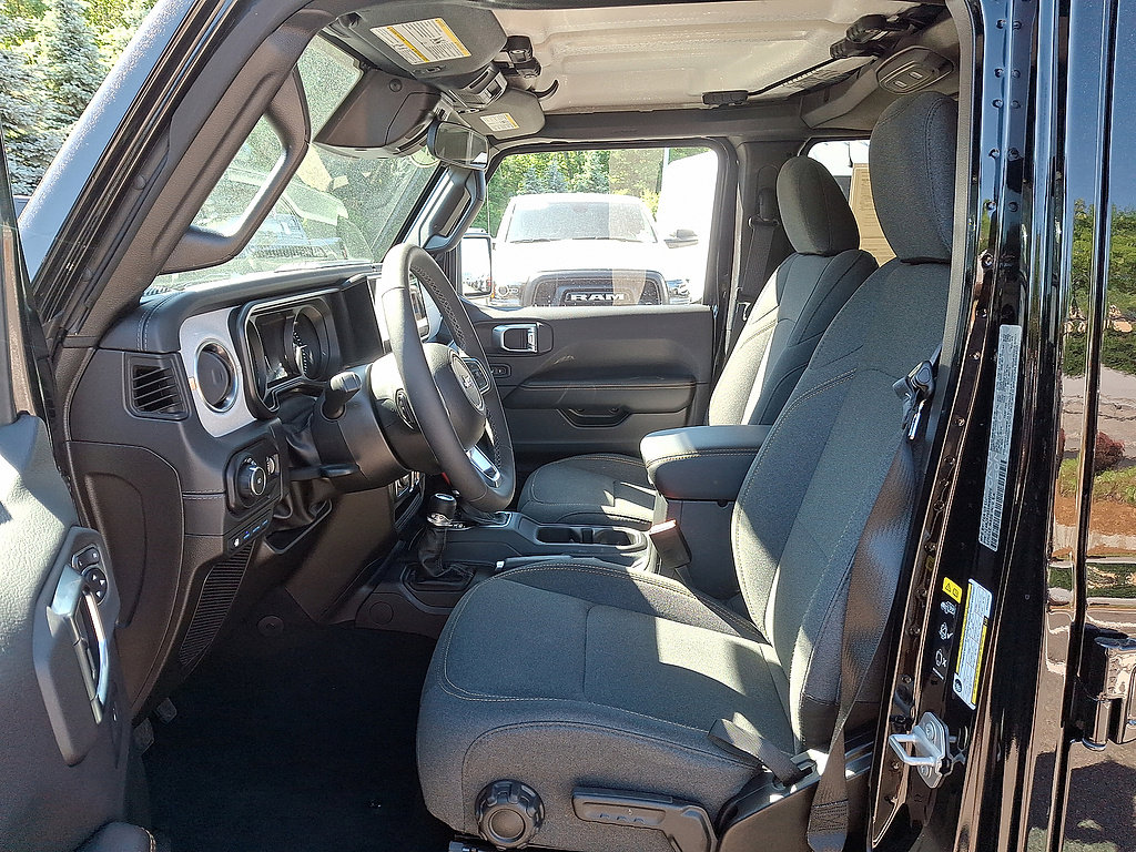 Used 2025 Jeep Wrangler Unlimited Sahara AWD/4WD image 24