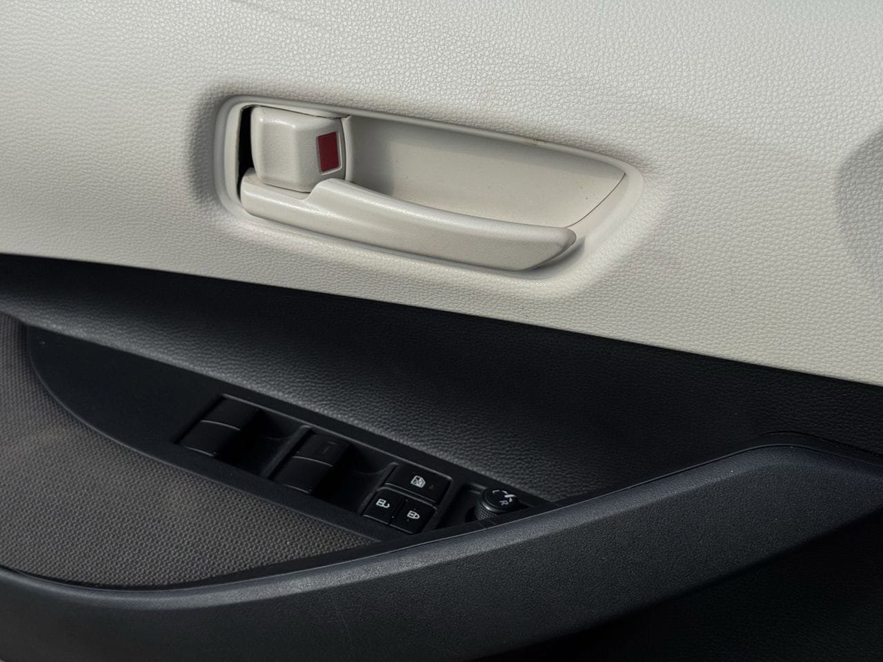 Used 2025 Toyota Corolla LE FWD image 22