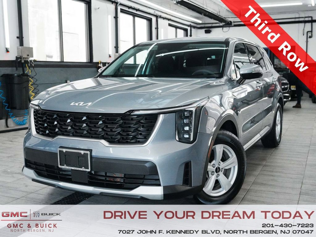 Used 2025 Kia Sorento LX image 1