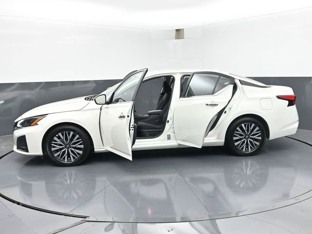 Used 2025 Nissan Altima 2.5 SV FWD image 49