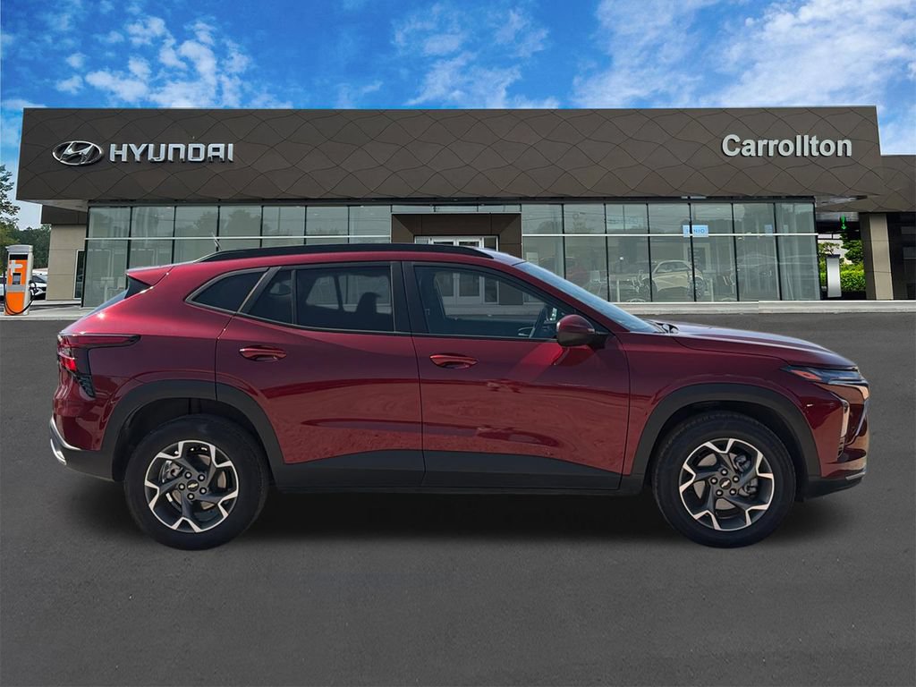 Used 2025 Chevrolet Trax LT FWD image 4