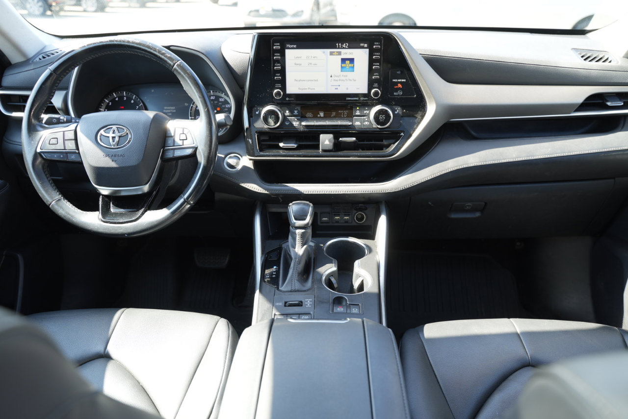 Used 2020 Toyota Highlander XLE image 28