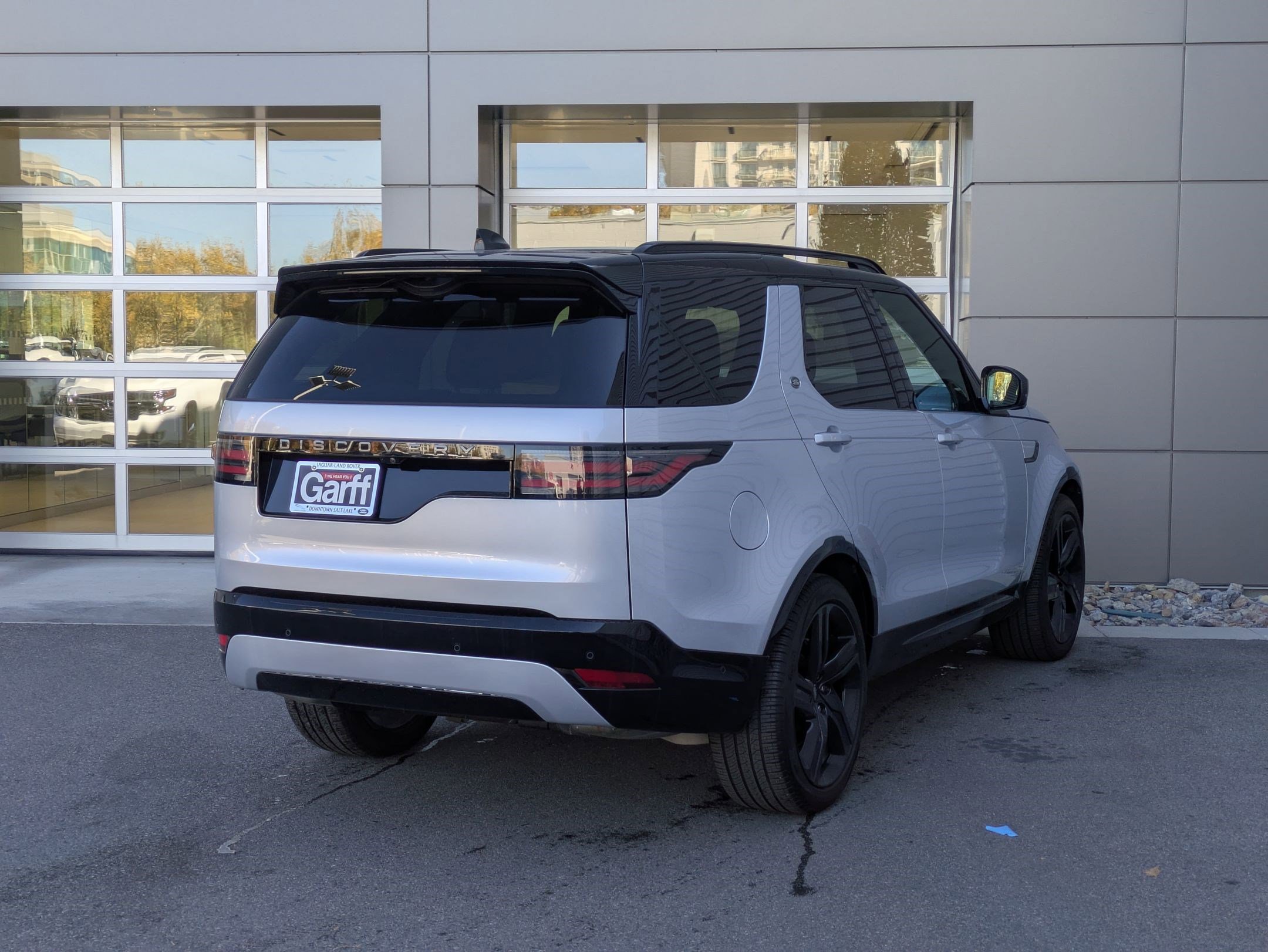 Used 2024 Land Rover Discovery Dynamic SE image 7