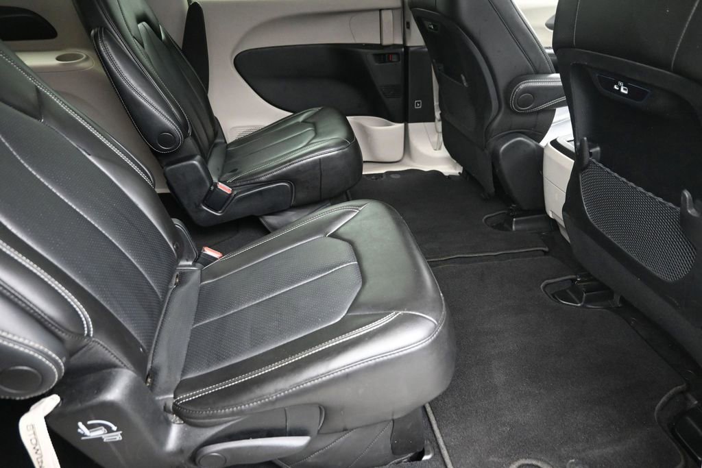 Used 2023 Chrysler Pacifica Touring-L FWD image 8