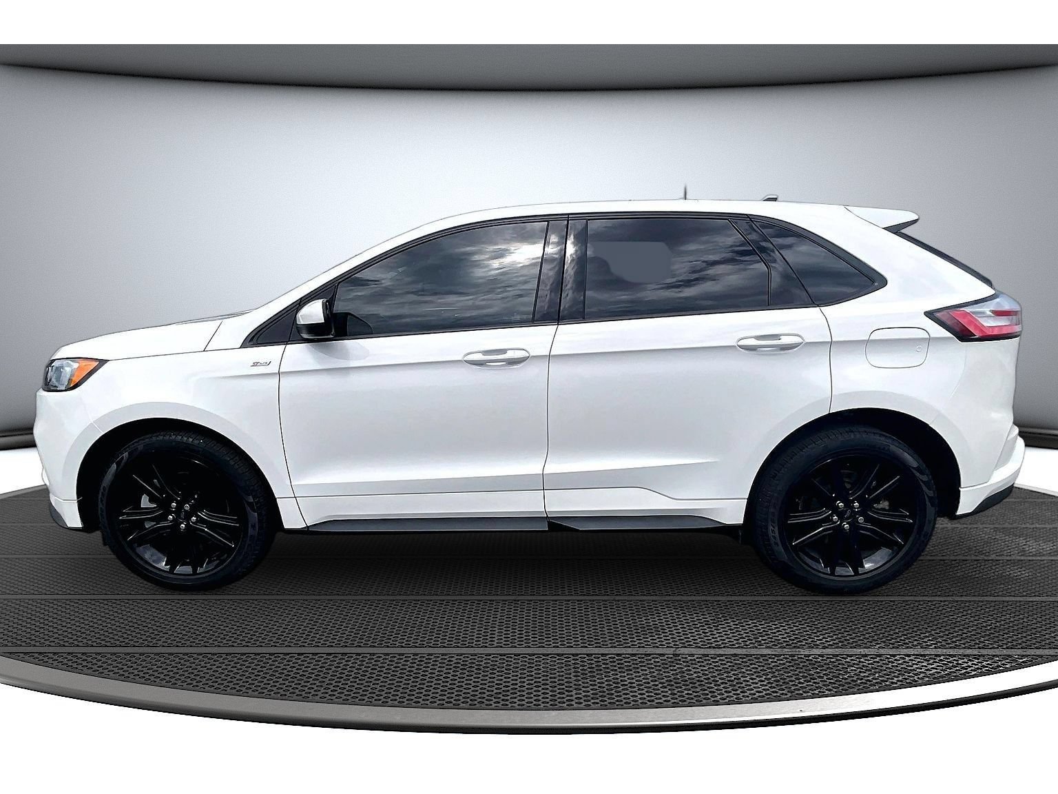 Used 2022 Ford Edge ST-Line w/ Class II Trailer Tow Package AWD/4WD image 16