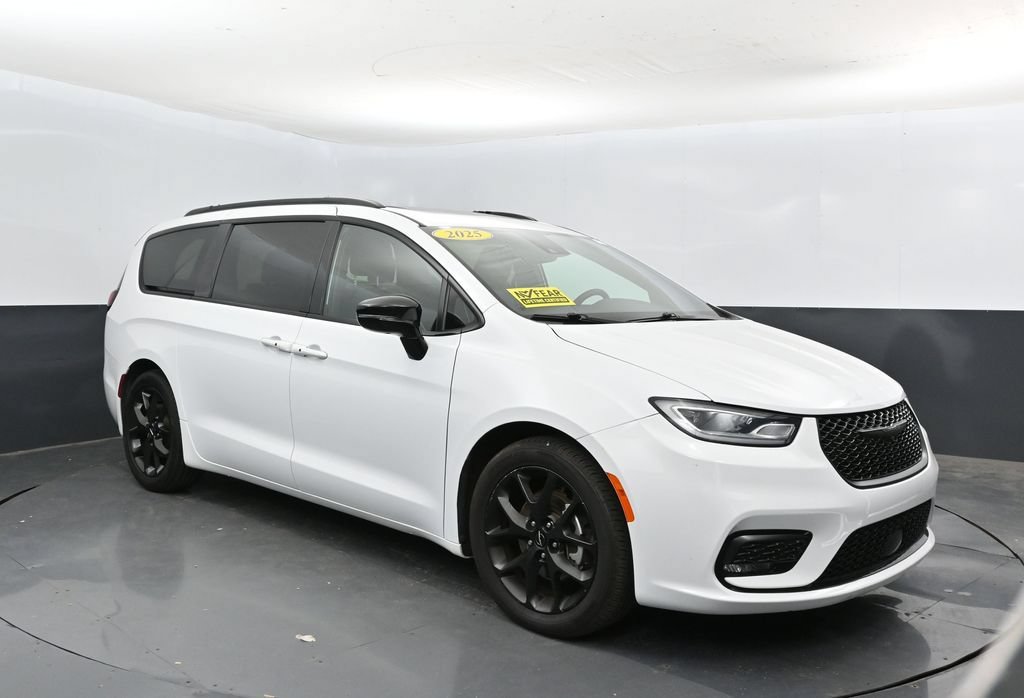 Used 2025 Chrysler Pacifica Limited FWD image 6