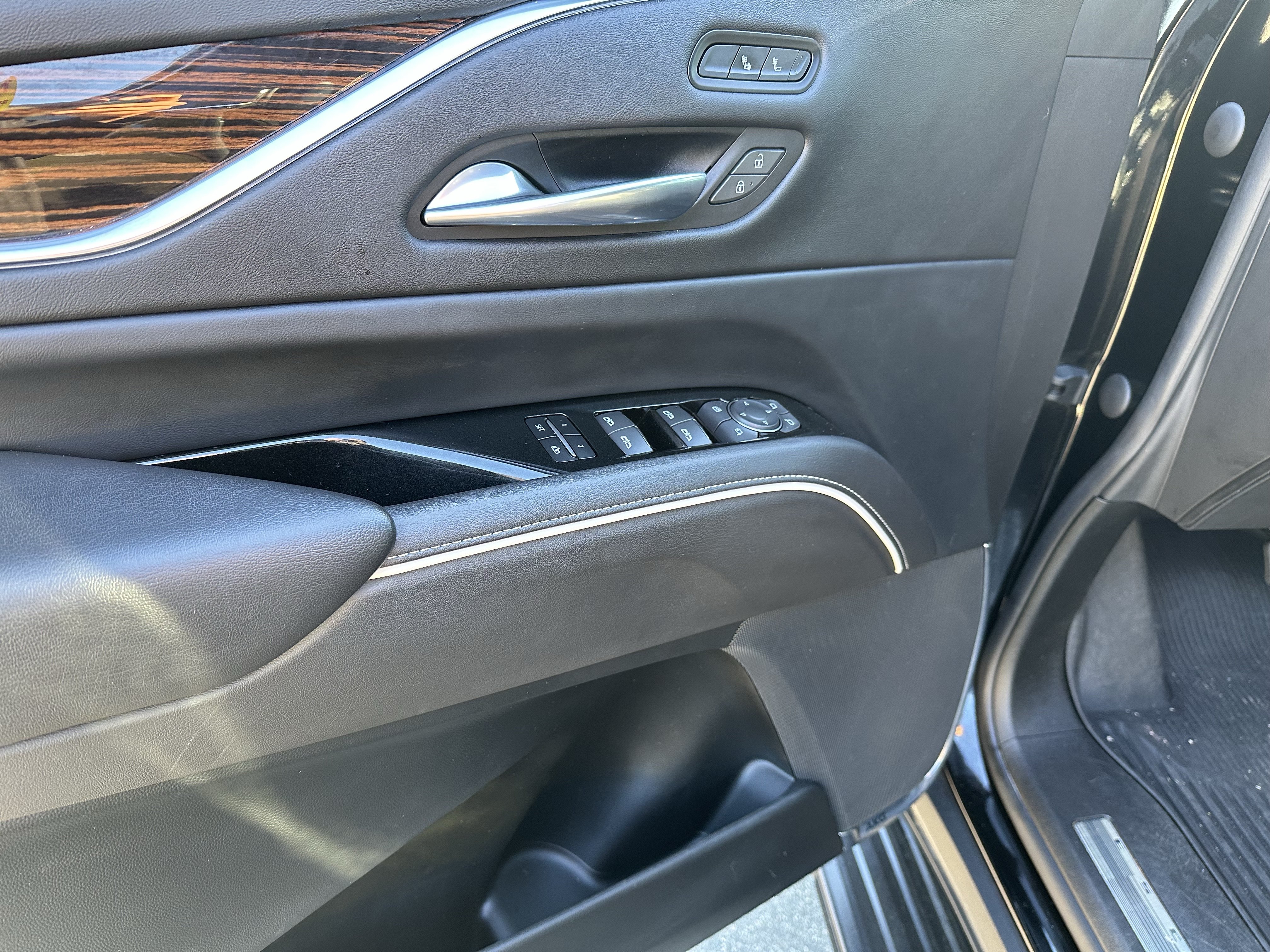 Used 2022 Cadillac Escalade Luxury AWD/4WD image 14